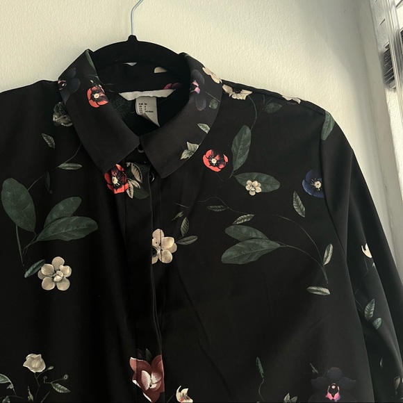 {H&M} 🔷 Black floral button down - Picture 4 of 5
